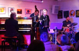 Musikalische Reise in die goldenen 20er-Jahre Konzert >>>Quartett spielte Jazz und Chansons bei ZMO