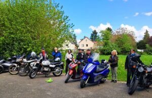 Behüte und beschütze sie – Motorradsegnung in Hechtsheim Religion >>>Nach der Pyramide 2025 jetzt am katholischen Gemeindehaus - Pfarrer Tomaszewski spricht den Segen