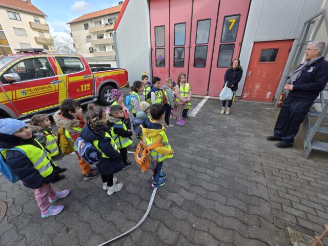 Kita-Kinder bei Feuerwehr