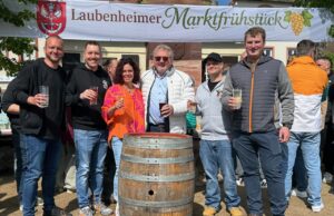 Erstes Laubenheimer Marktfrühstück war ein voller Erfolg Geselligkeit >>>Weck, Worscht und Woi: Treffpunkt war am Wiegehäuschen