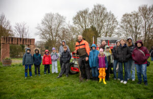 Kleine Hände – große Wirkung ÖKUMENE >>>Nieder-Olmer Kommunionkinder und Konfirmanden pflanzen Birnbaum
