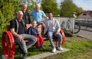 Zeichen für Gemeinschaftssinn und Lebensqualität Verweilen >>>Der Nieder-Olmer Stobbelhoppser e. V. spendet Sitzbank Birnbaum