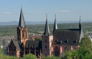Offene Sonntagsführungen durch die Katharinenkirche Kirchenführung >>>Wechselnde Themen erschließen die Architektur des Wahrzeichens von Oppenheim