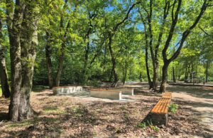 Neue Sitzgelegenheit auf Spielplatz im Ostpark