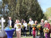 Restaurierter Grabstein von Luise Heßemer enthüllt