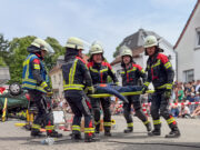 Familientag zum 150. Jubiläum der Feuerwehr in Heidesheim Schauübung beim Familienfest zum 150. Jubiläum: Die Freiwillige Feuerwehr demonstrierte die Rettung von Verletzten nach einem Verkehrsunfall.