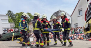 Familientag zum 150. Jubiläum der Feuerwehr in Heidesheim Schauübung beim Familienfest zum 150. Jubiläum: Die Freiwillige Feuerwehr demonstrierte die Rettung von Verletzten nach einem Verkehrsunfall.