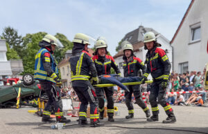 Familientag zum 150. Jubiläum der Feuerwehr in Heidesheim Schauübungen, Nachwuchsarbeit und Technik zum Anfassen Schauübung beim Familienfest zum 150. Jubiläum: Die Freiwillige Feuerwehr demonstrierte die Rettung von Verletzten nach einem Verkehrsunfall.