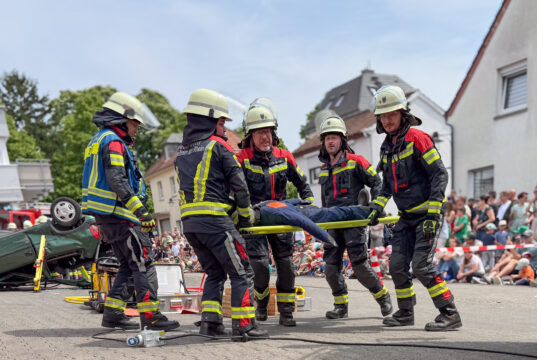 Familientag zum 150. Jubiläum der Feuerwehr in Heidesheim Schauübung beim Familienfest zum 150. Jubiläum: Die Freiwillige Feuerwehr demonstrierte die Rettung von Verletzten nach einem Verkehrsunfall.