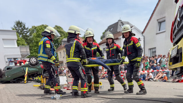 Schauübung beim Familienfest zum 150. Jubiläum: Die Freiwillige Feuerwehr demonstrierte die Rettung von Verletzten nach einem Verkehrsunfall.