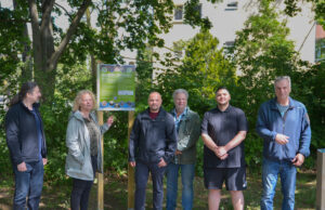 Neue Wohnungen für Vögel, Fleder- und Schlafmäuse Projekt verbindet ökologische Aufwertung, Umweltbildung und soziale Teilhabe Entlang des Käthchen-Frödert-Weges ist ein neuer Nistkastenparcours eröffnet worden. Die 17 Wohn- und Nisthilfen sollen Vögeln, Fledermäusen und Bilchen Rückzugsorte bieten und zugleich über heimische Arten informieren. Foto: Gregor Starosczyk-Gerlach