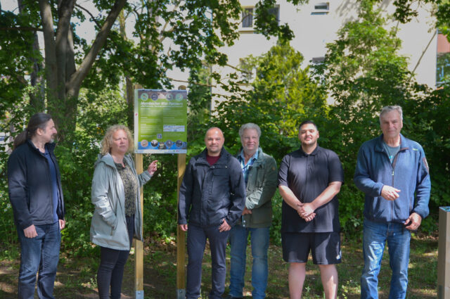 Entlang des Käthchen-Frödert-Weges ist ein neuer Nistkastenparcours eröffnet worden. Die 17 Wohn- und Nisthilfen sollen Vögeln, Fledermäusen und Bilchen Rückzugsorte bieten und zugleich über heimische Arten informieren. Foto: Gregor Starosczyk-Gerlach