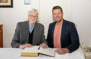 Würdigung für Nieder-Olmer Chronisten Peter Weisrock trägt sich ins Goldene Buch der Stadt ein
