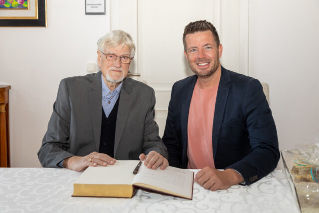 NO-Peter Weisrock Goldenes Buch mit Stadtbürgermeister Hasenfuss1