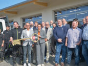Nachhaltiger Bauhof für Nackenheim Familienfoto vor dem neuen Bauhof in Nackenheim. Das Gebäude verbindet moderne Arbeitsbedingungen mit nachhaltiger Bauweise und einer zukunftsorientierten Energieversorgung. So verbindet der neue Bauhof mehrere Aufgaben: Er ist Arbeitsplatz, technischer Standort, Teil der kommunalen Energieversorgung und ein Baustein für die Zukunftsfähigkeit Nackenheims.
