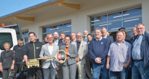Nachhaltiger Bauhof für Nackenheim Familienfoto vor dem neuen Bauhof in Nackenheim. Das Gebäude verbindet moderne Arbeitsbedingungen mit nachhaltiger Bauweise und einer zukunftsorientierten Energieversorgung. So verbindet der neue Bauhof mehrere Aufgaben: Er ist Arbeitsplatz, technischer Standort, Teil der kommunalen Energieversorgung und ein Baustein für die Zukunftsfähigkeit Nackenheims.