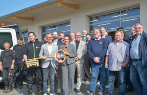 Nachhaltiger Bauhof für Nackenheim Holzbau, moderne Arbeitsplätze und Energieversorgung für die Zukunft Familienfoto vor dem neuen Bauhof in Nackenheim. Das Gebäude verbindet moderne Arbeitsbedingungen mit nachhaltiger Bauweise und einer zukunftsorientierten Energieversorgung. So verbindet der neue Bauhof mehrere Aufgaben: Er ist Arbeitsplatz, technischer Standort, Teil der kommunalen Energieversorgung und ein Baustein für die Zukunftsfähigkeit Nackenheims.