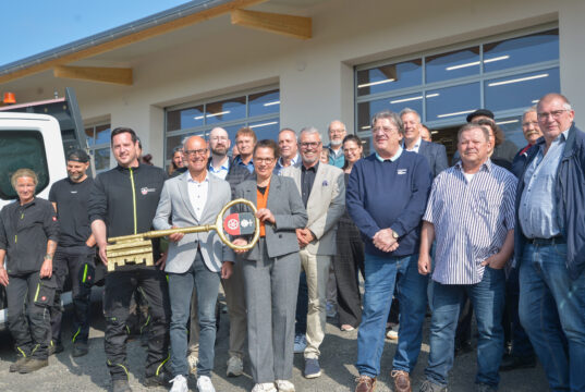 Nachhaltiger Bauhof für Nackenheim Familienfoto vor dem neuen Bauhof in Nackenheim. Das Gebäude verbindet moderne Arbeitsbedingungen mit nachhaltiger Bauweise und einer zukunftsorientierten Energieversorgung. So verbindet der neue Bauhof mehrere Aufgaben: Er ist Arbeitsplatz, technischer Standort, Teil der kommunalen Energieversorgung und ein Baustein für die Zukunftsfähigkeit Nackenheims.