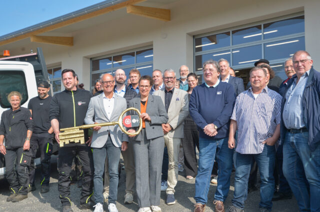 Familienfoto vor dem neuen Bauhof in Nackenheim. Das Gebäude verbindet moderne Arbeitsbedingungen mit nachhaltiger Bauweise und einer zukunftsorientierten Energieversorgung. So verbindet der neue Bauhof mehrere Aufgaben: Er ist Arbeitsplatz, technischer Standort, Teil der kommunalen Energieversorgung und ein Baustein für die Zukunftsfähigkeit Nackenheims.