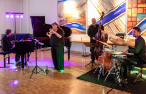 Fulminanter Schlusspunkt mit Jazz-Konzert Pablo Held Trio mit Trompeterin Alexandra Ridout im Ratssaal von Nieder-Olm