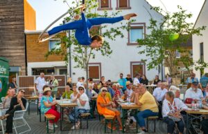 Kultursommer startet mit Konzert der IKS Big Band in die Mittsommernacht Im Vorprogramm Thomas Kolmar & Together Again und Luftakrobatik mit Vera Ruzhentcova