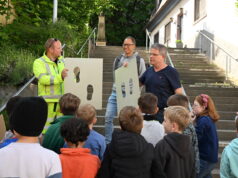 Gelbe Fußabdrücke weisen den Weg zur Schule