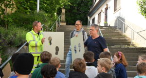 Gelbe Fußabdrücke weisen den Weg zur Schule