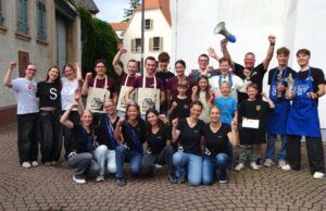 Die Pfadfinder waren am schnellsten unterwegs Lustiges Schubkarrenrennen zum Auftakt des Brezelfestes