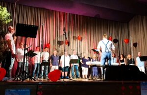 Die Liebe in Liedern interpretiert – Bravorufe für „Chorazón in der TGM-Halle Gonsenheimer Chor um Michel Götz begeisterte in der TGM-Halle