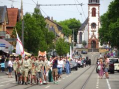 Erdbeermajestäten präsentierten sich in der Breite Straße