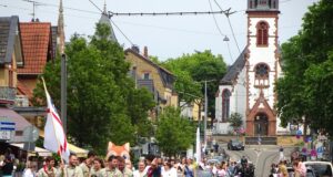 Erdbeermajestäten präsentierten sich in der Breite Straße