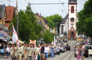 Erdbeermajestäten präsentierten sich in der Breite Straße Der Festumzug war eines der Highlights des Erdbeerfestes