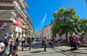 Löschübung, Platzkonzert und Bonbonregen Das traditionelle Sommerfest der Hechtsheimer Freiwilligen Feuerwehr lockte an zwei Tagen die Besucher