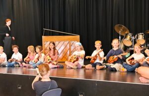 Bühnenprogramm, Instrumentenschau und Informationen beim Sommerfest der Hechtsheimer Musikschule Musik, Basteln und Kuchenessen beim Sommerfest der Hechtsheimer Musikschule
