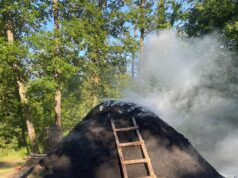 Kohlenmeiler erinnert an altes Handwerk im Lennebergwald