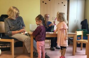 Kinder reparieren mit: Repair Café zu Gast in der Kita Zauberschloss Kinder unterstützen das Team des Repair Cafés bei der Instandsetzung von Spielzeug