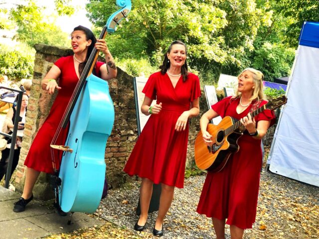 Rubinettes Volk Im Schloss_Mittel