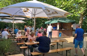 Der LCC „Die Euleköpp“ hatte wieder zum Duddelfest ans Bürgerhäuschen geladen Musik und Kabarett als Bühnenprogramm – Gäste ließen es sich im Schatten der Bäume gut gehen