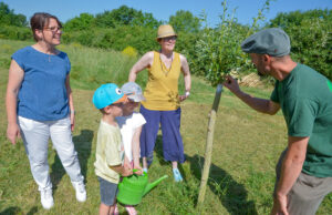 Aus einem Stock wuchs Verantwortung Die Selzlinge zeigten, wie Kinder Natur pflegten und Klimaschutz begriffen