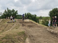 Jugendliche gestalten Schwabsburger Pumptrack-Bahn mit