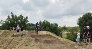 Jugendliche gestalten Schwabsburger Pumptrack-Bahn mit