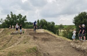 Jugendliche gestalten Schwabsburger Pumptrack-Bahn mit Bloße Anregung führt zu neu modellierter Strecke