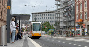 Die Tram fährt nun durch die Binger Straße