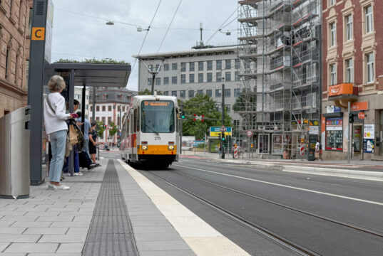 Die Tram fährt nun durch die Binger Straße