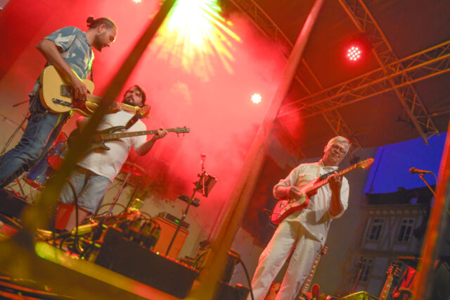 The Pineapple Jukebox eröffnete am Freitagabend das musikalische Programm auf dem Marktplatz. Diesmal kamen sie nach Oppenheim als eine vierköpfige Bandformation und nicht als Duett. Foto: Gregor Starosczyk-Gerlach