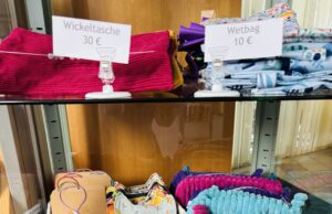 Genähte Lieblingsstücke in der Kunstvitrine der Bücherei