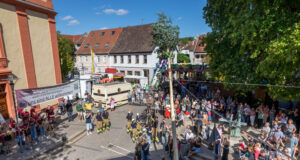 Wiedereinweihung unter schlankem Kerbebaum