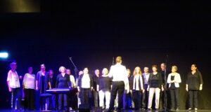 Der Vollmond leuchtet über Mainz-Weisenau